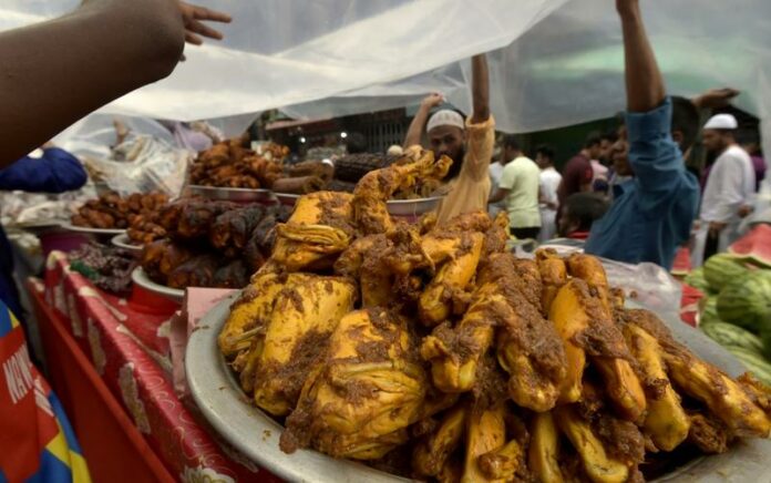 Potret Pasar Iftar Tradisional di Bangladesh Ramai Diserbu Pengunjung Saat Ramadan