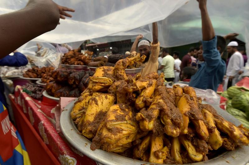 Potret Pasar Iftar Tradisional di Bangladesh Ramai Diserbu Pengunjung Saat Ramadan