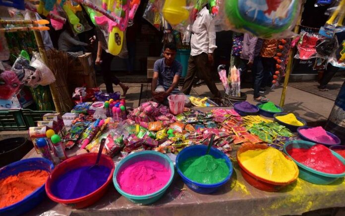 Pasar India Siap Sambut Perayaan Holi, Festival Warna Umat Hindu