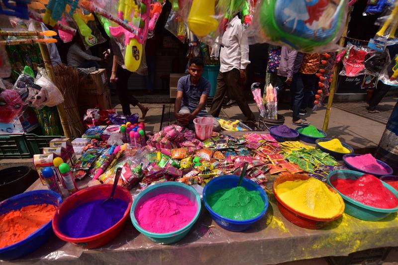 Pasar India Siap Sambut Perayaan Holi, Festival Warna Umat Hindu