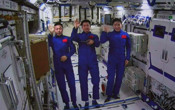 China Anugerahkan Medali Kepada Tim Astronaut Misi Shenzhou-14