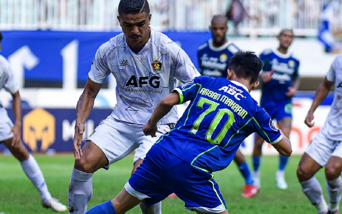 Dibantai Persik Kedidi 2-0, Persib Bandung Kian Tertinggal Jauh dari PSM Makassar