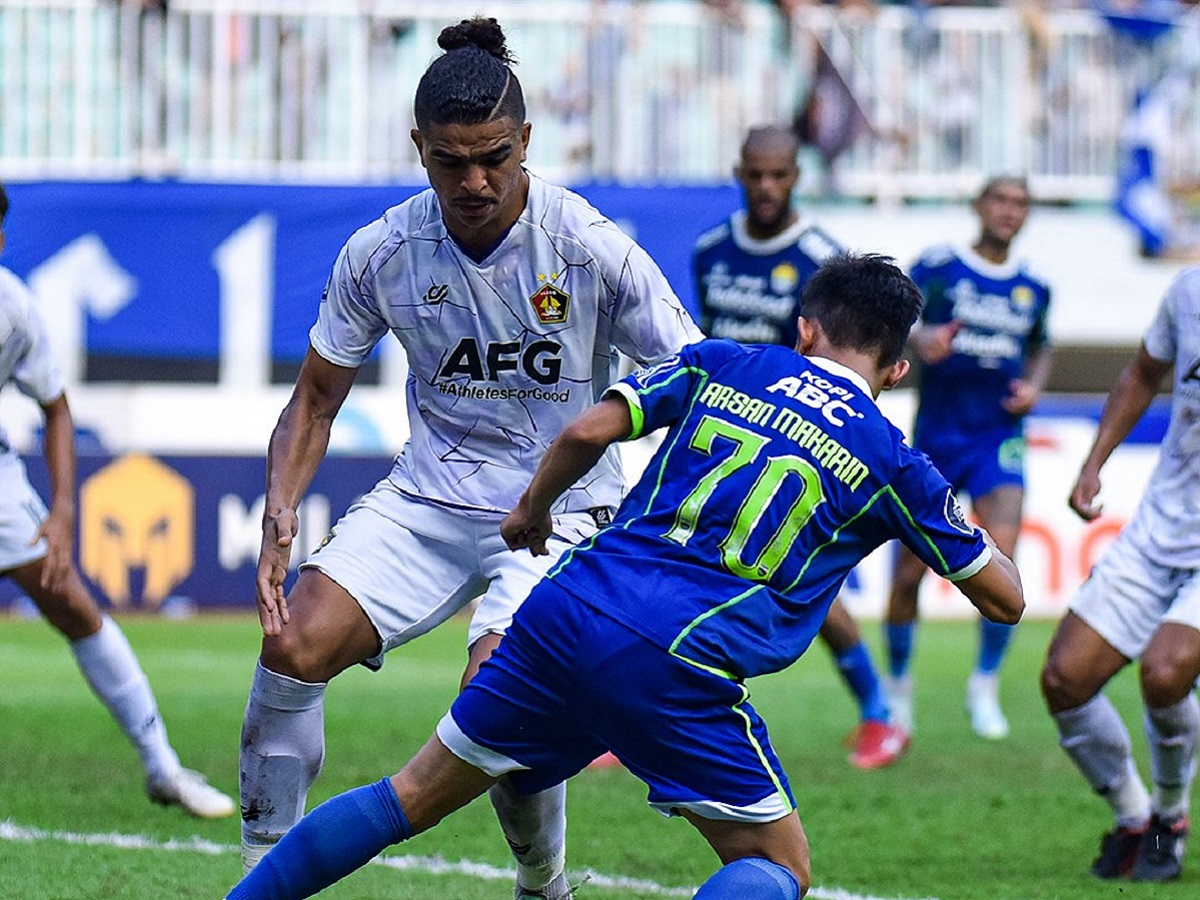 Dibantai Persik Kedidi 2-0, Persib Bandung Kian Tertinggal Jauh dari PSM Makassar