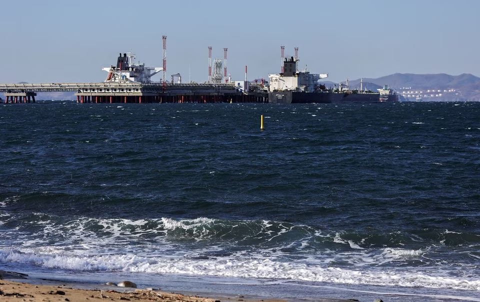 Kapal, termasuk tanker minyak mentah Shun Tai, terlihat berlabuh di terminal Kozmino di Teluk Nakhodka dekat kota pelabuhan Nakhodka, Rusia, 4 Desember 2022. Foto: Reuters/Tatiana Meel.