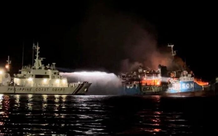 Penjaga Pantai Filipina menanggapi insiden kebakaran di atas kapal M/V LADY MARY JOY 3 di perairan Pulau Baluk-Baluk, Hadji Muhtamad, Basilan, Filipina, 29 Maret 2023. Foto: Penjaga Pantai Filipina/HO/Reuters.