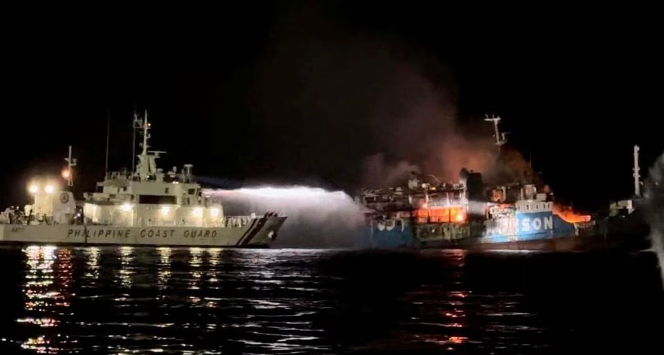 Penjaga Pantai Filipina menanggapi insiden kebakaran di atas kapal M/V LADY MARY JOY 3 di perairan Pulau Baluk-Baluk, Hadji Muhtamad, Basilan, Filipina, 29 Maret 2023. Foto: Penjaga Pantai Filipina/HO/Reuters.