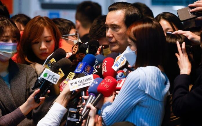 Mantan Presiden Taiwan Ma Ying-jeou berbicara kepada media di bandara sebelum berangkat dalam kunjungan ke Tiongkok, karena untuk pertama kalinya seorang mantan atau pemimpin Taiwan saat ini akan berkunjung sejak pemerintah Republik China yang kalah dan melarikan diri ke pulau itu pada tahun 1949, di Taoyuan, Taiwan 27 Maret 2023. Foto: Reuters/Ann Wang.