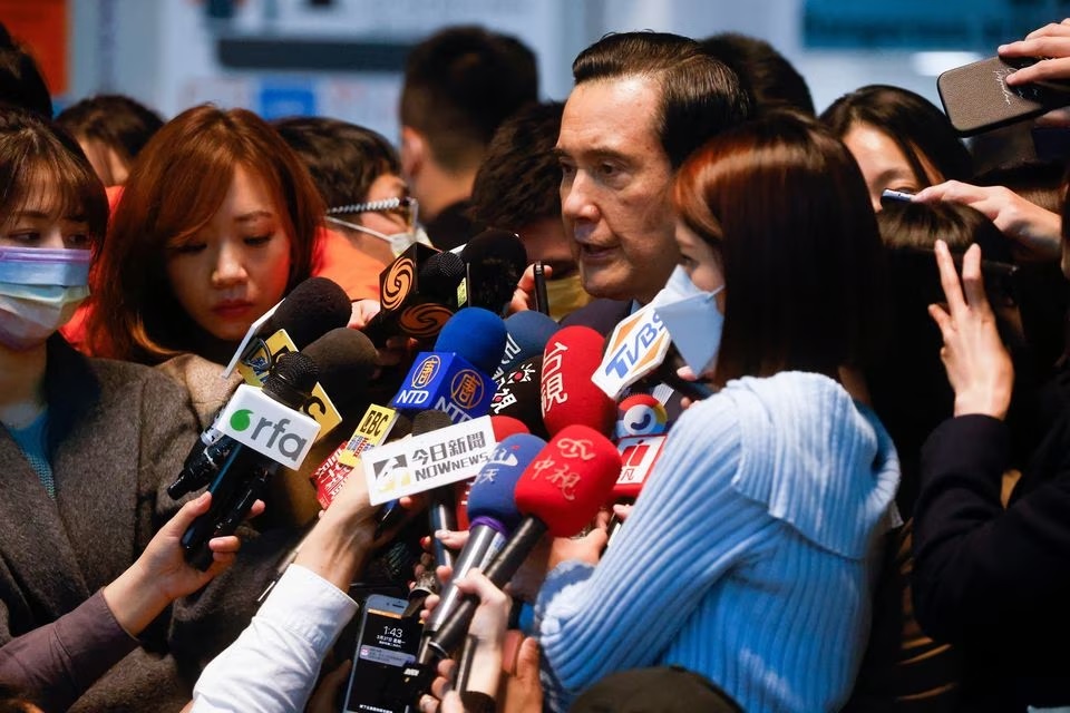 Mantan Presiden Taiwan Ma Ying-jeou berbicara kepada media di bandara sebelum berangkat dalam kunjungan ke Tiongkok, karena untuk pertama kalinya seorang mantan atau pemimpin Taiwan saat ini akan berkunjung sejak pemerintah Republik China yang kalah dan melarikan diri ke pulau itu pada tahun 1949, di Taoyuan, Taiwan 27 Maret 2023. Foto: Reuters/Ann Wang.