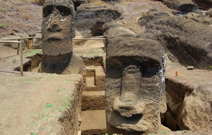 Peneliti Temukan Patung Moai Megalitik Baru di Tengah Kawah Gunung Berapi