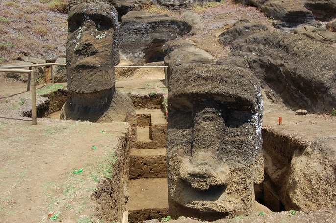 Peneliti Temukan Patung Moai Megalitik Baru di Tengah Kawah Gunung Berapi