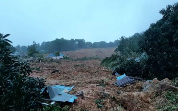 Hujan menyebabkan tanah longsor di Desa Pangkalan, Kecamatan Serasan, Kabupaten Natuna, Provinsi Kepulauan Riau, Senin (6/3/2023). (Foto: Antara)