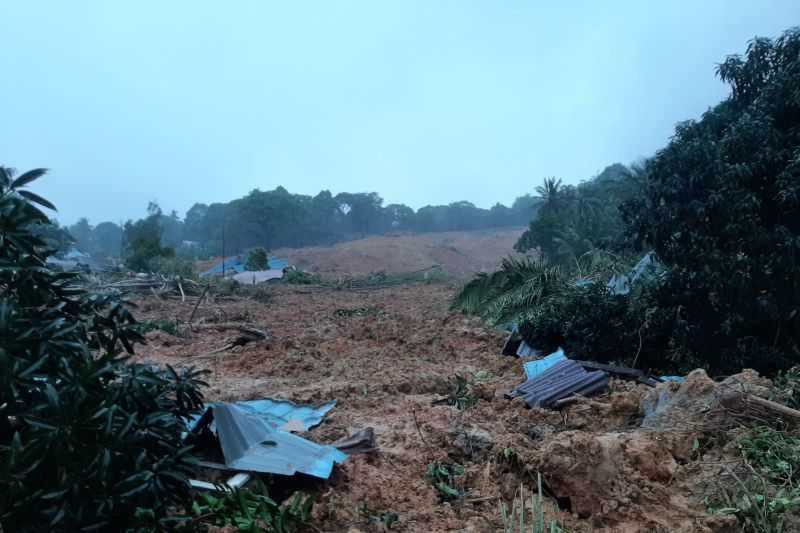 Hujan menyebabkan tanah longsor di Desa Pangkalan, Kecamatan Serasan, Kabupaten Natuna, Provinsi Kepulauan Riau, Senin (6/3/2023). (Foto: Antara)