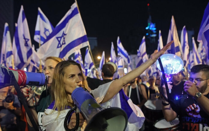 Ribuan Orang Memprotes Peradilan Israel di Bawah Bayang-bayang Serangan