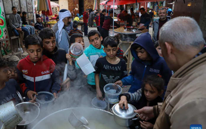 Gerakan Inisiatif Warga Lokal Gaza Masak Makanan Berbuka untuk Keluarga Miskin