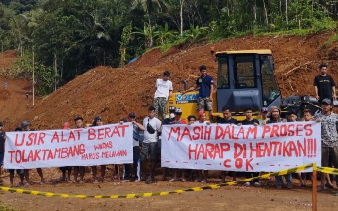 Warga Wadas Usir Alat Berat Pembukaan Akses Jalan Tambang