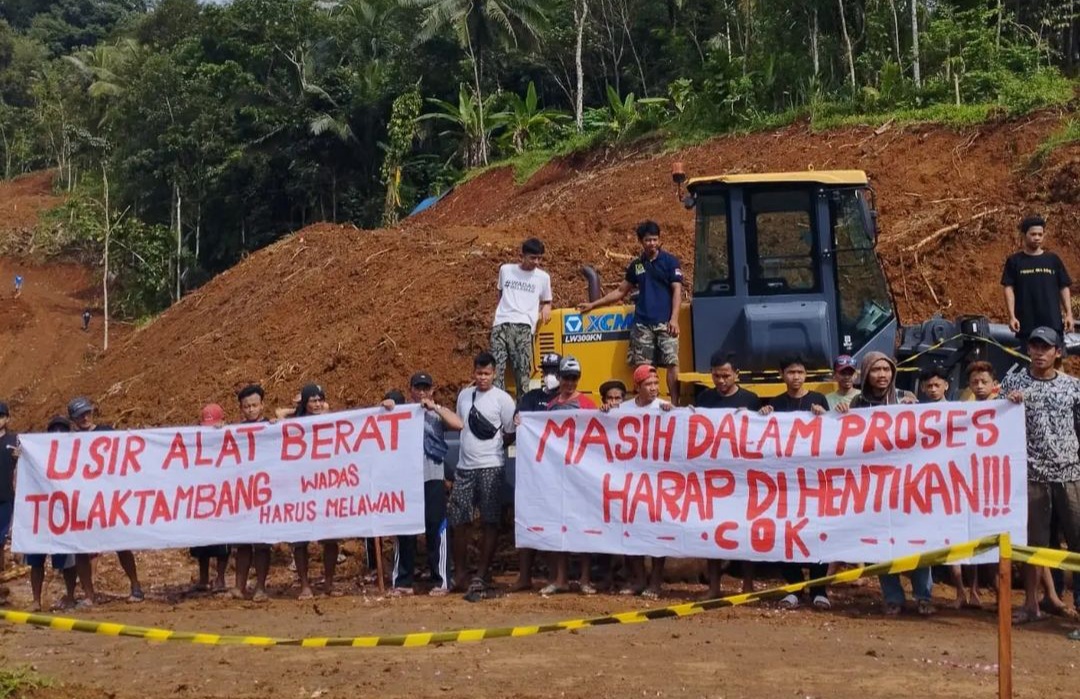 Warga Wadas Usir Alat Berat Pembukaan Akses Jalan Tambang