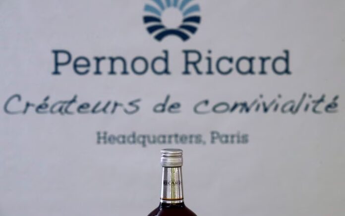 Sebuah logo terlihat pada sebotol minuman rasa adas manis Ricard yang ditampilkan selama konferensi pers pembuat minuman Prancis Pernod Ricard untuk mengumumkan hasil tahunan perusahaan di Paris, Prancis, 29 Agustus 2018. Foto: Reuters/Christian Hartmann.