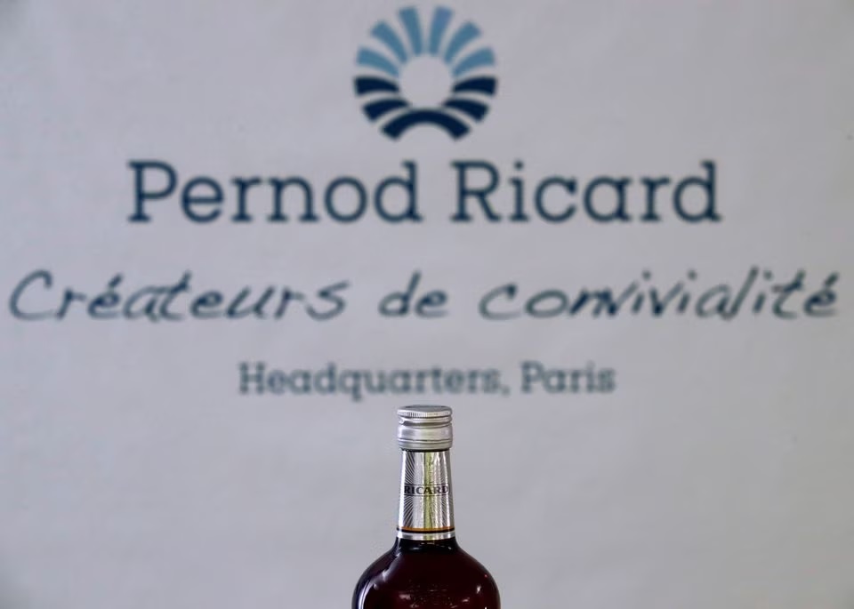 Sebuah logo terlihat pada sebotol minuman rasa adas manis Ricard yang ditampilkan selama konferensi pers pembuat minuman Prancis Pernod Ricard untuk mengumumkan hasil tahunan perusahaan di Paris, Prancis, 29 Agustus 2018. Foto: Reuters/Christian Hartmann.