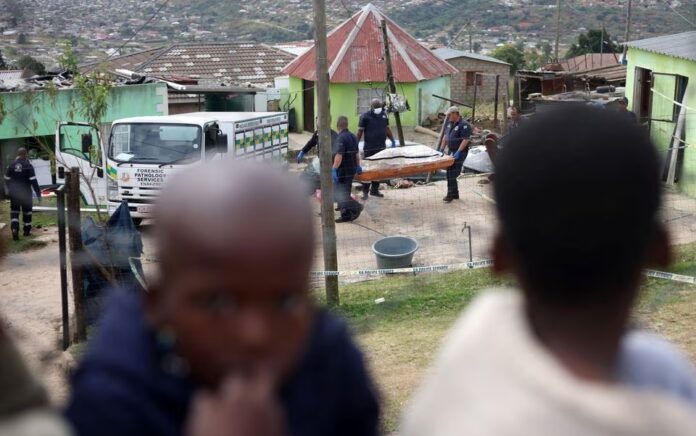 Jenazah dipindahkan di lokasi penembakan massal yang mematikan, dekat Pietermaritzburg, Afrika Selatan, 21 April 2023. Foto: Reuters/Rogan Ward.
