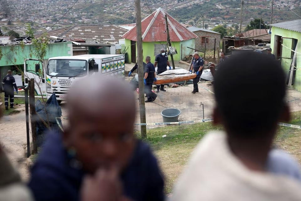 Jenazah dipindahkan di lokasi penembakan massal yang mematikan, dekat Pietermaritzburg, Afrika Selatan, 21 April 2023. Foto: Reuters/Rogan Ward.