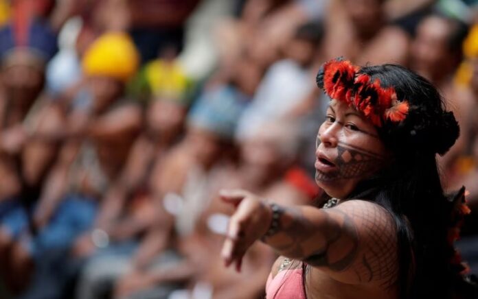 Alessandra Munduruku berbicara kepada hadirin untuk meminta perlindungan pihak berwenang atas tanah adat dan hak budaya, di Brasilia, Brasil, 21 November 2019. Foto: Reuters/Ueslei Marcelino.