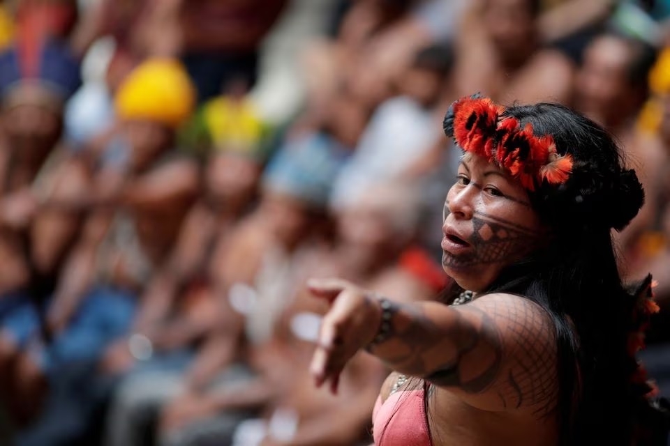 Alessandra Munduruku berbicara kepada hadirin untuk meminta perlindungan pihak berwenang atas tanah adat dan hak budaya, di Brasilia, Brasil, 21 November 2019. Foto: Reuters/Ueslei Marcelino.