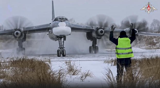 Pembom Tu-95MS Rusia Melakukan Patroli Udara Selama Pemeriksaan Armada Pasifik