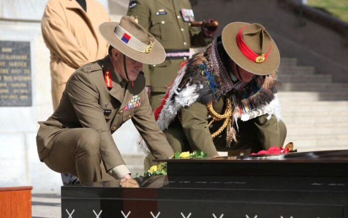 Kepala Angkatan Darat Australia Letnan Jenderal Simon Stuart dan Kepala Angkatan Darat Selandia Baru Mayor Jenderal John Boswell meletakkan karangan bunga di Tomb of the Unknown Warrior di Wellington, Selandia Baru, dalam gambar selebaran yang dirilis 18 April 2023. Foto: NZDF/HO/ Reuters.