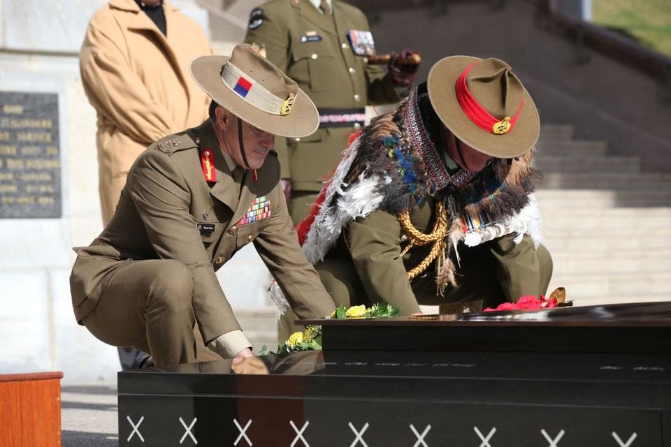 Kepala Angkatan Darat Australia Letnan Jenderal Simon Stuart dan Kepala Angkatan Darat Selandia Baru Mayor Jenderal John Boswell meletakkan karangan bunga di Tomb of the Unknown Warrior di Wellington, Selandia Baru, dalam gambar selebaran yang dirilis 18 April 2023. Foto: NZDF/HO/ Reuters.