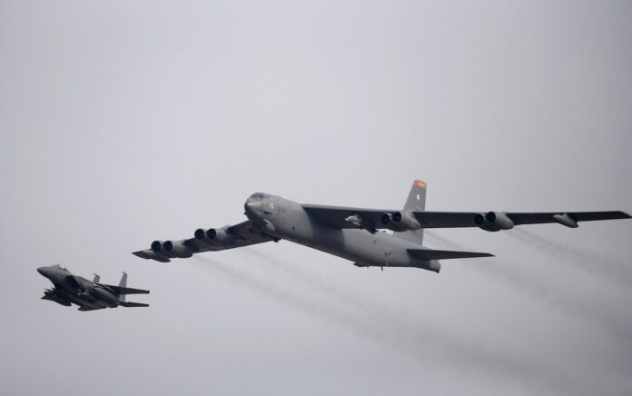 Pesawat B-52 (kanan) Angkatan Udara A.S. terbang di atas Pangkalan Udara Osan di Pyeongtaek, Korea Selatan, 10 Januari 2016. (Reuters/Kim Hong-Ji)