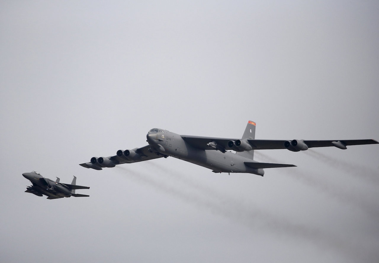 Pesawat B-52 (kanan) Angkatan Udara A.S. terbang di atas Pangkalan Udara Osan di Pyeongtaek, Korea Selatan, 10 Januari 2016. (Reuters/Kim Hong-Ji)