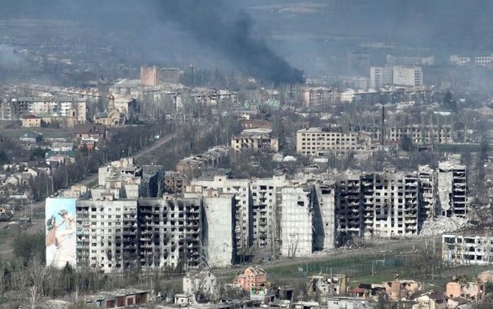 Asap terlihat dalam rekaman drone Bakhmut di tengah serangan Rusia ke Ukraina, dalam tangkapan layar ini diperoleh dari video selebaran yang dirilis pada 15 April 2023. Foto: Adam Tactic Group/HO/Reuters.