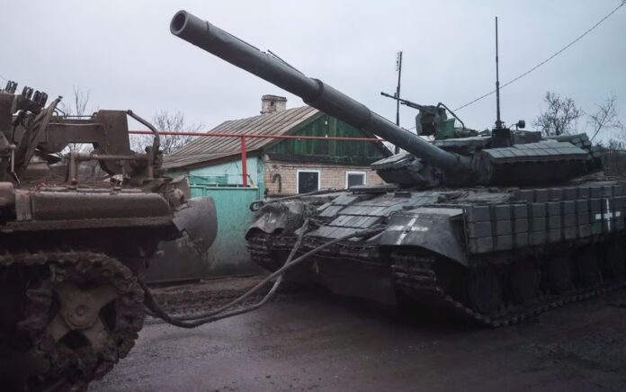 Sebuah tank ditarik melalui jalan, di tengah invasi Rusia ke Ukraina, di dekat kota Bakhmut, Ukraina timur yang dibom, di wilayah Donetsk timur, Ukraina, 29 Maret 2023. Foto: Reuters/Violeta Santos Moura.