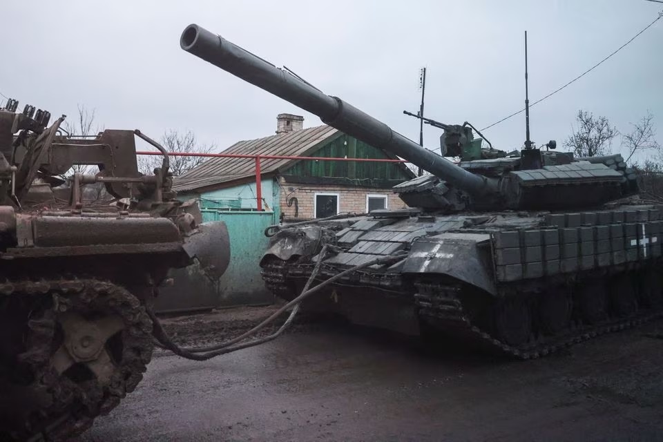 Sebuah tank ditarik melalui jalan, di tengah invasi Rusia ke Ukraina, di dekat kota Bakhmut, Ukraina timur yang dibom, di wilayah Donetsk timur, Ukraina, 29 Maret 2023. Foto: Reuters/Violeta Santos Moura.