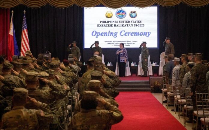 Pandangan umum selama upacara pembukaan tahunan Filipina-A.S. latihan militer gabungan atau Balikatan, di markas besar Angkatan Bersenjata Filipina, di Quezon City, Metro Manila, Filipina, 11 April 2023. Foto: Reuters/Eloisa Lopez.