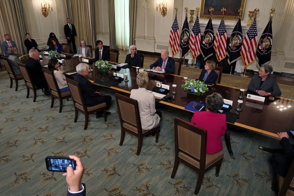 Presiden AS Joe Biden bertemu dengan Dewan Penasihat Ilmu Pengetahuan dan Teknologi di Gedung Putih di Washington, AS, 4 April 2023. Foto: Reuters/Leah Millis.