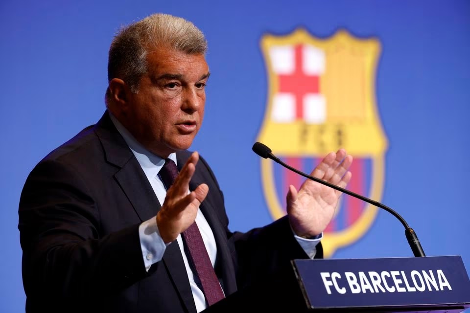 Presiden Barcelona Joan Laporta saat konferensi pers Camp Nou, Barcelona, Spanyol - 17 April 2023. Foto: Reuters/Albert Gea.