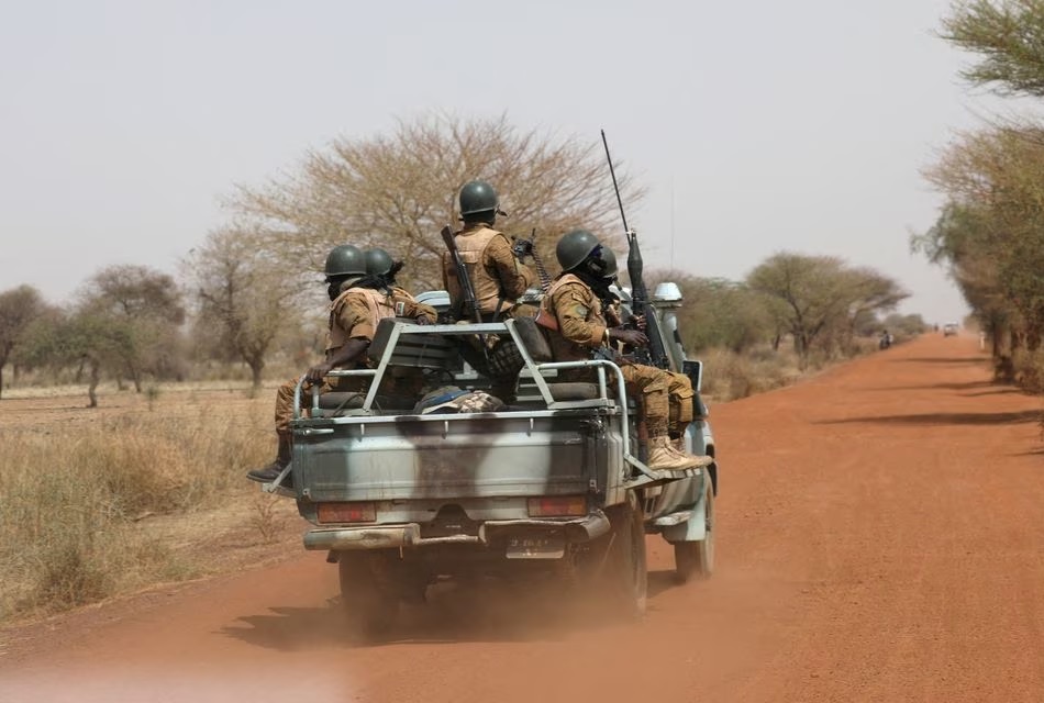 Tentara dari Burkina Faso berpatroli di jalan Gorgadji di daerah Sahel, Burkina Faso 3 Maret 2019. Gambar diambil 3 Maret 2019. Foto: Reuters/Luc Gnago.