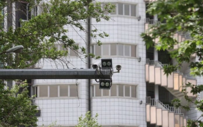 Kamera CCTV terlihat di sebuah jalan di Teheran, Iran, 9 April 2023. Foto: Majid Asgaripour/WANA/Reuters.