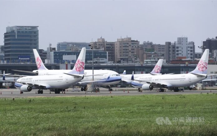 Pada pagi hari tanggal 16, China akan melakukan penerbangan luar angkasa selama 27 menit dan menetapkan zona larangan terbang di Taiwan utara, yang memengaruhi sekitar 33 penerbangan. Gambar menunjukkan beberapa pesawat diparkir di landasan Bandara Taipei Songshan. (foto file CNA)