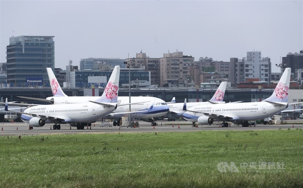 Pada pagi hari tanggal 16, China akan melakukan penerbangan luar angkasa selama 27 menit dan menetapkan zona larangan terbang di Taiwan utara, yang memengaruhi sekitar 33 penerbangan. Gambar menunjukkan beberapa pesawat diparkir di landasan Bandara Taipei Songshan. (foto file CNA)