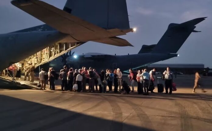 Warga negara Italia menaiki pesawat C130 Angkatan Udara Italia saat dievakuasi dari Khartoum, Sudan, dalam foto tak bertanggal yang diperoleh Reuters pada 24 April 2023. Foto: Ministero della Difesa/HO/Reuters.