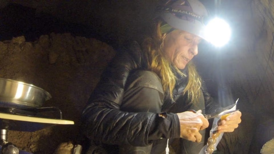 Beatriz Flamini, seorang pendaki gunung Spanyol yang telah diisolasi selama 500 hari di sebuah gua digambarkan selama kesehariannya di gua di Motril, Spanyol dalam tangkapan layar ini diambil dari video selebaran pada November 2021. Foto: Dokumalia Producciones/HO/Reuters .