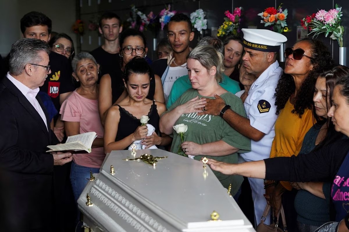 Korban Serangan di Pusat Penitipan Anak Brasil Dimakamkan