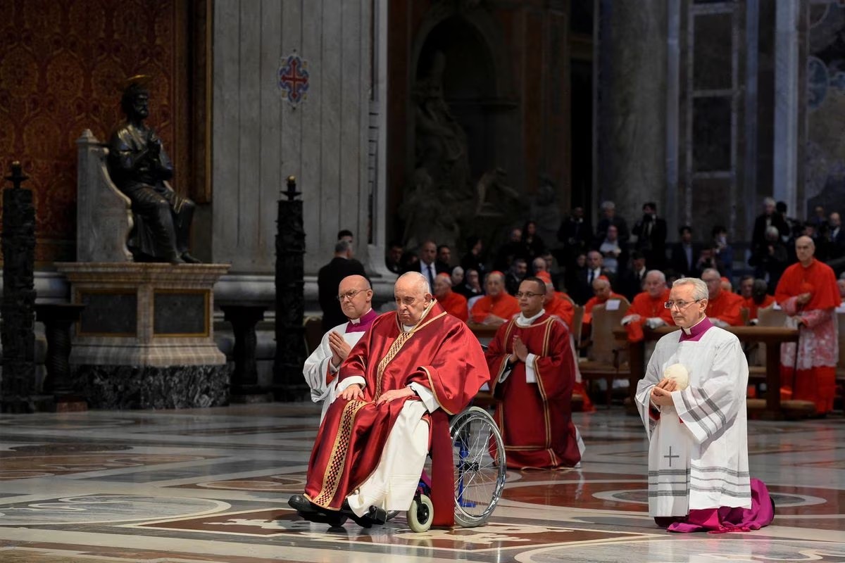 Cuaca Dingin Memaksa Paus Lewatkan Kebaktian di Luar Ruangan Pasca Bronkitis