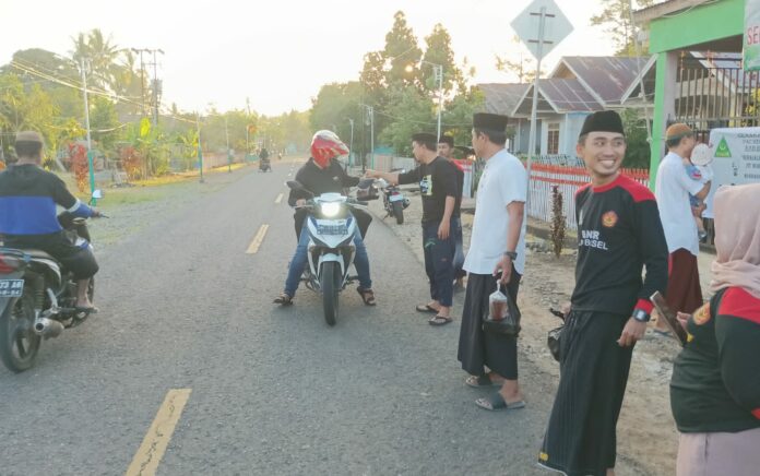 Ansor Posigadan Berbagi Takjil dan Buka Puasa Bersama