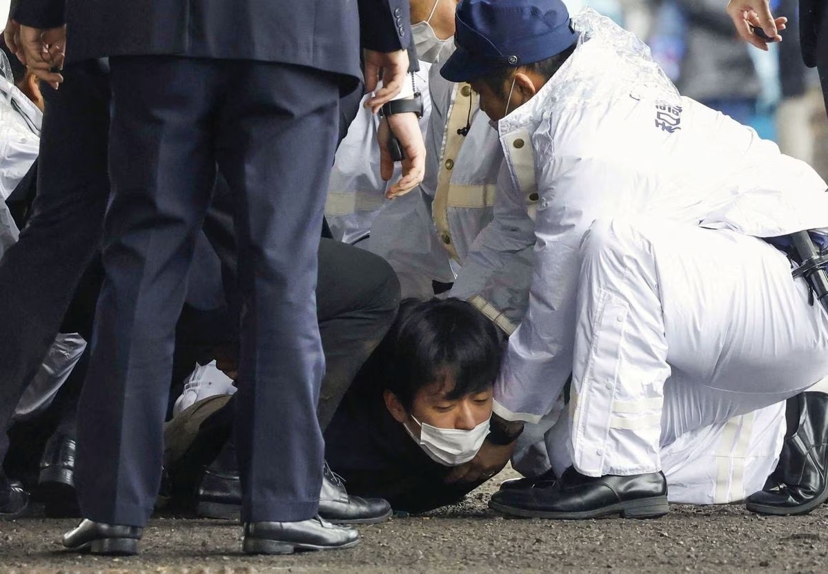 PM Jepang Kishida Dievakuasi Tanpa Cedera Setelah Dilempari Bom Asap Saat Berpidato