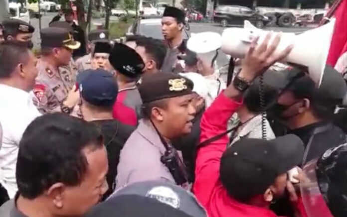 Ratusan Mahasiswa Jatim Desak Pertamina Perluas Buffer Zone Depo Perak Surabaya