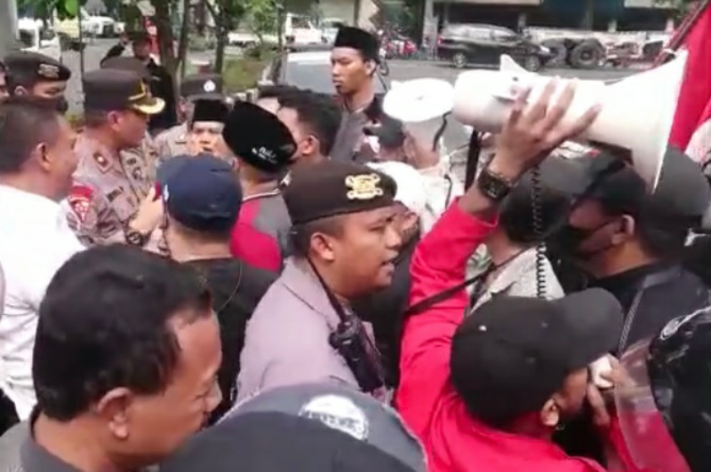 Ratusan Mahasiswa Jatim Desak Pertamina Perluas Buffer Zone Depo Perak Surabaya