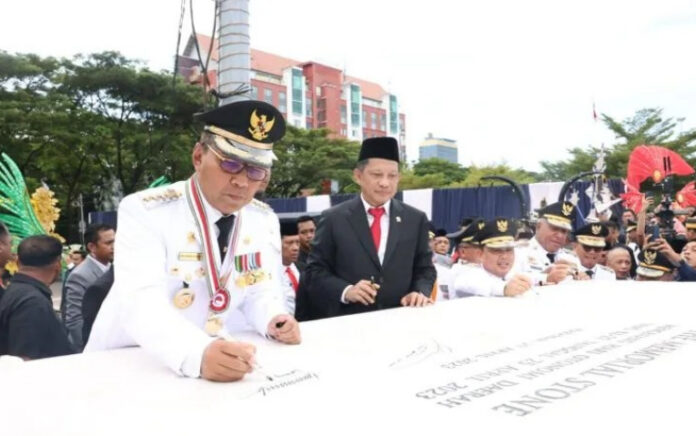 Mendagri dan Ratusan Kepala Daerah Menandatangani Prasasti Otda ke-27